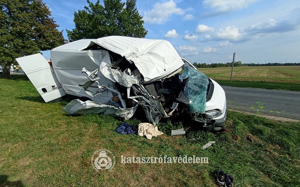 Mentőhelikopter vitte el az M 85-ösről a baleset sérültjét