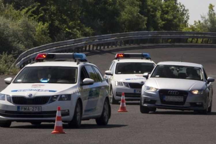 Traktor ütközött a személygépkocsival a 85-ös főút kereszteződésében