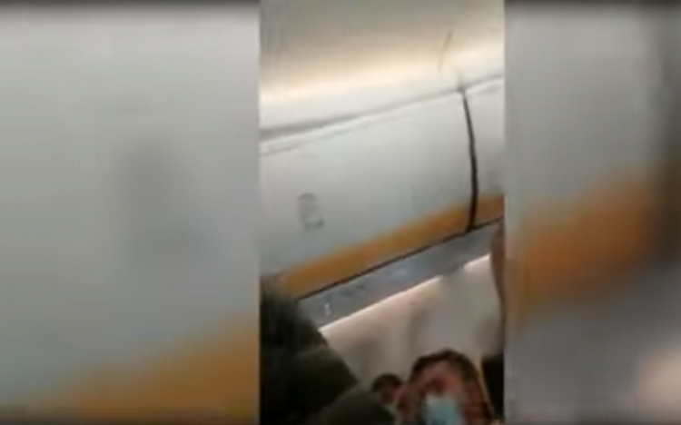 Budapestre tartó repülőn tombolt egy őrjöngő, nyomoznak