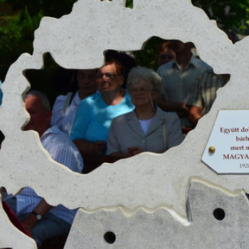 Trianoni emlékmű avatása Mórichidán