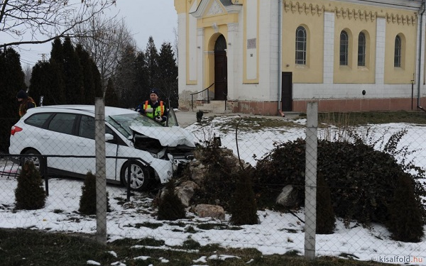 Valószínűleg ittas volt a sofőr, aki Enesén karambolozott három gyerekkel az autójában