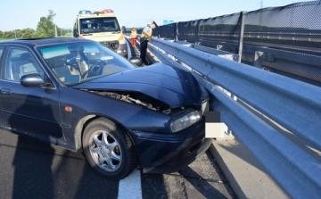 Elaludt vezetés közben, és szalagkorlátnak ütközött az M85-ös autóúton