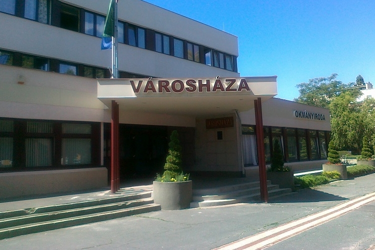 Felújítják Csornán a Városháza előtti teret