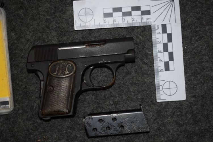 Engedély nélküli fegyvert és lőszert talált a rendőr egy kocsiban Ivánban
