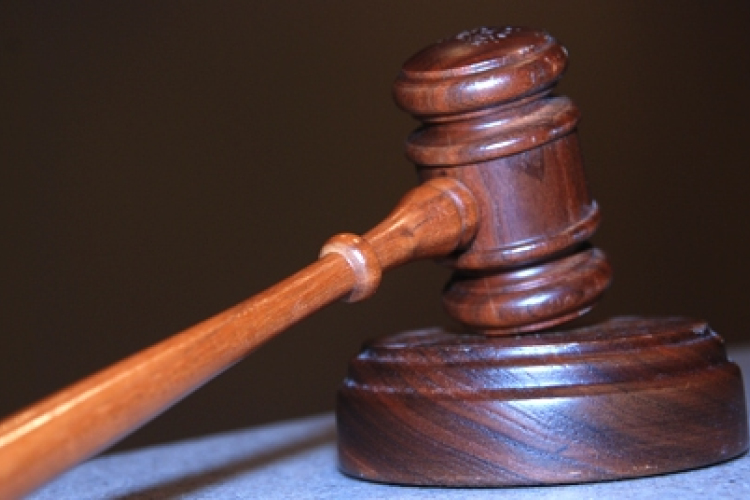 Zugírászatért öt év felfüggesztett börtönbüntetésre ítéltek egy volt rendőrt