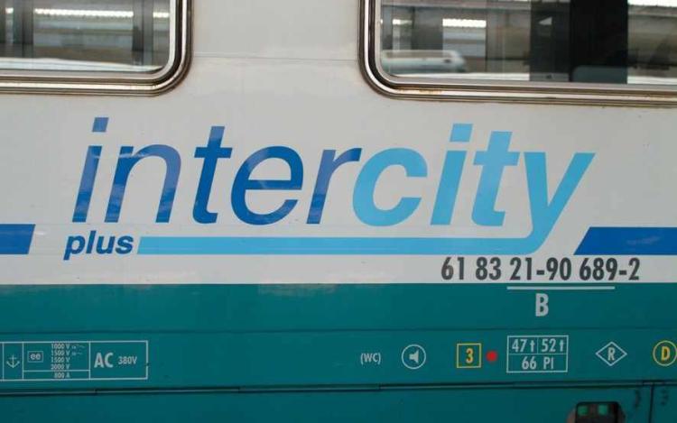 InterCity vonat személyautóval ütközött Kópháza térségében
