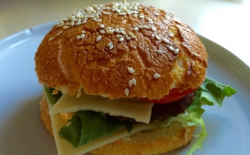 Hamburger saját sütésű gluténmentes zsemlében 