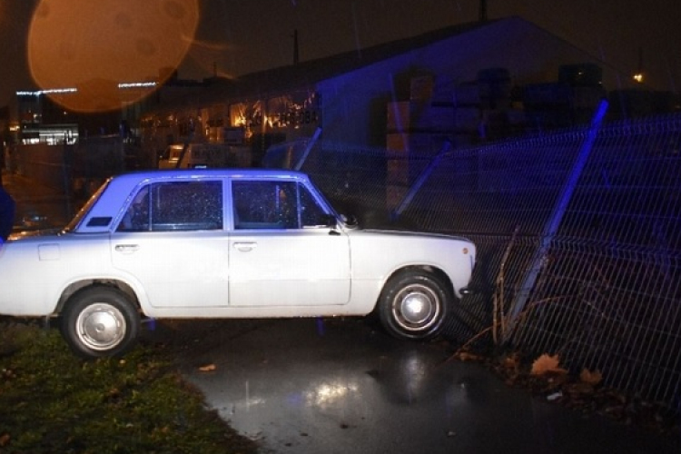 Kidöntött egy jelzőtáblát és a kerítést