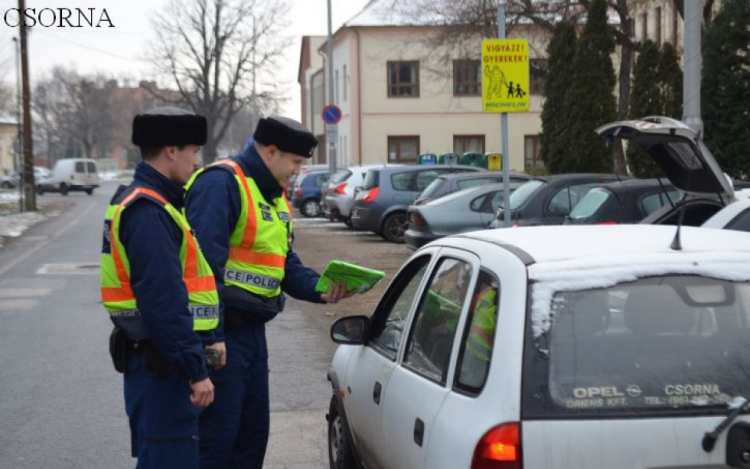 Hasznos tanácsokat és ajándékot kaptak az autósok