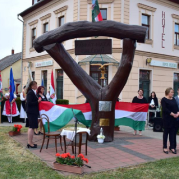 Megemlkékezés Szanyban a Kárpát- Haza- Emlékműnél a trianoni békediktátum 100. évfordulója alkalmából.