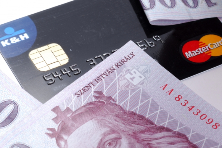 5200 milliárd forint fordul meg az ATM-ekben