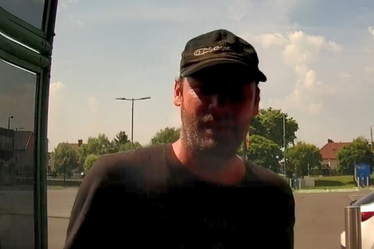 Lopott bankkártyával vett fel pénzt. Felismeri?