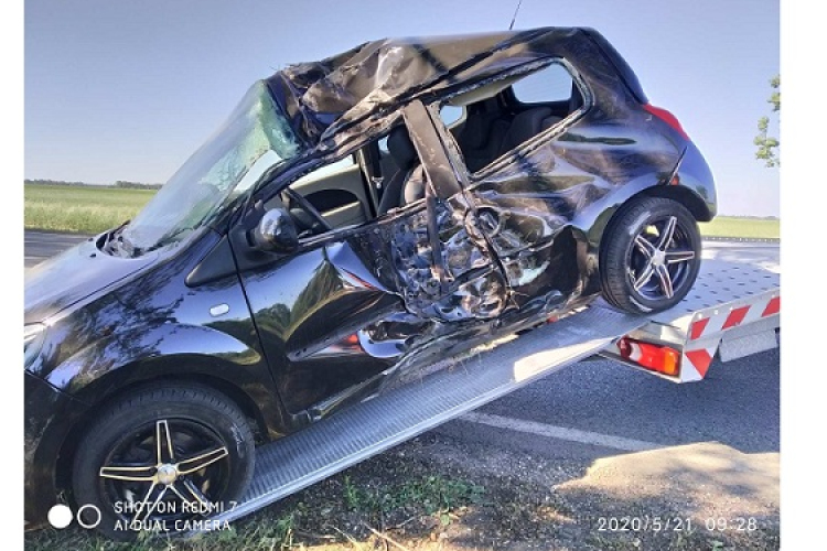 Fának csapódott az autó a 86-os főúton