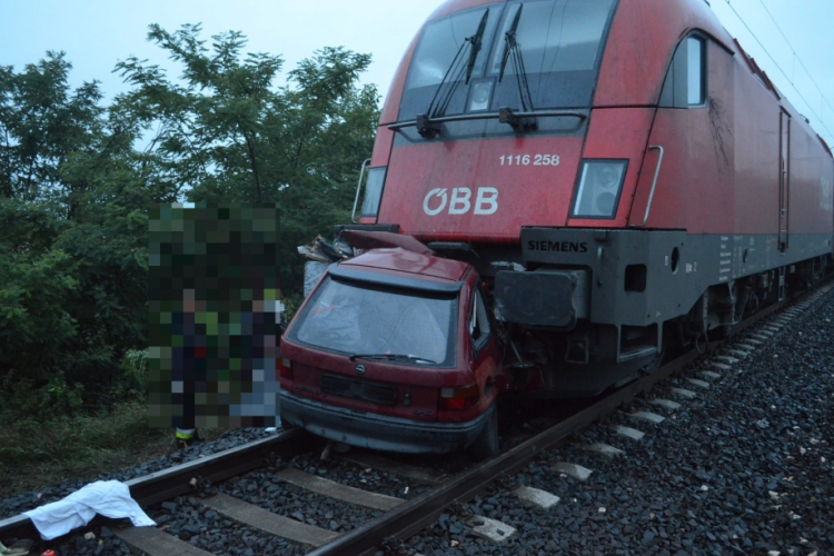 Vasúti pályán hagyta gépjárművét