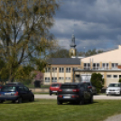 FALUNAPPAL EGYBEKÖTÖTT MAJÁLIS SZANYBAN.