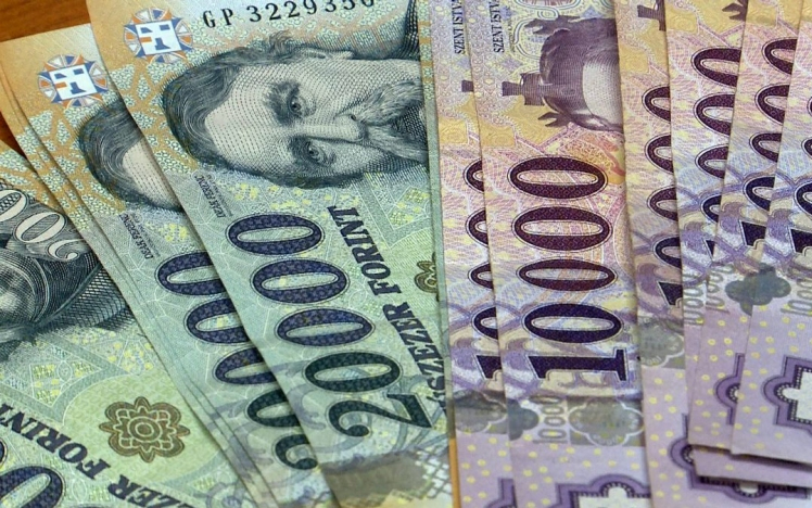 KSH: a bruttó átlagkereset 683 300 forint volt, 8,7 százalékkal haladta meg az egy évvel korábbit