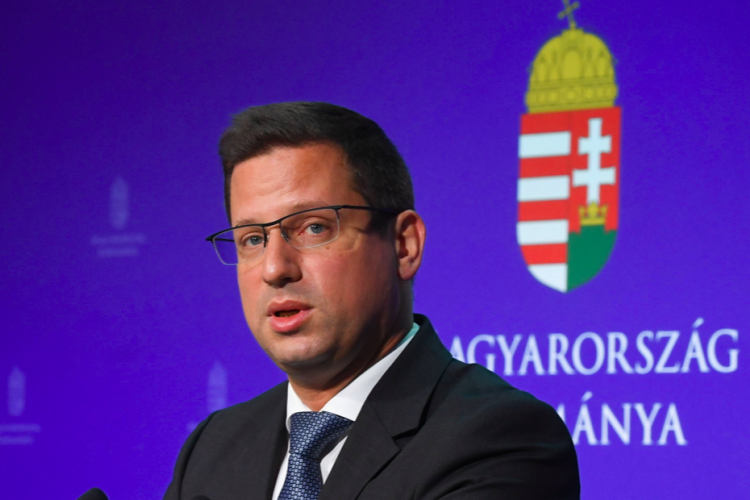 Gulyás: magántulajdonú gépjárművek kapnak ezentúl 480 forintos áron üzemanyagot