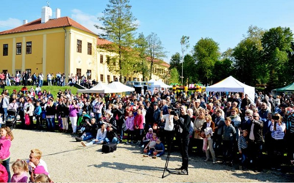 Családi majális Kapuváron a Várárokban