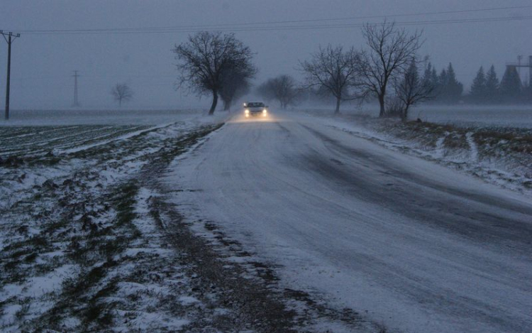 Az M1-es autópályán és a 86-os úton akadt el legtöbb autó