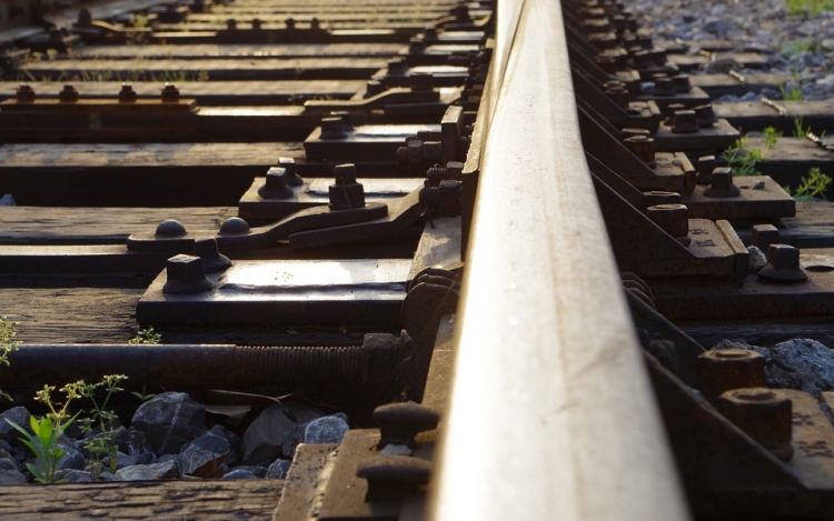 Újabb vasúti átjárókat zárnak le vágányszabályozás miatt