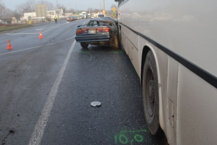 Figyelmetlenül váltott sávot, összeütközött a busszal