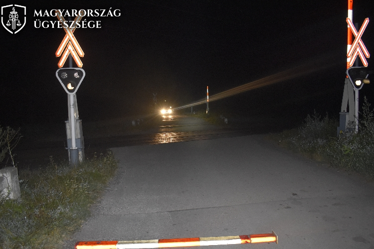 Menekült a rendőrök elől, letörte a sorompót