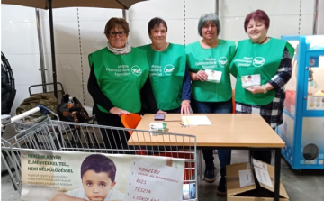 Élelmiszert gyűjtöttek a győrsövényházi vöröskeresztesek