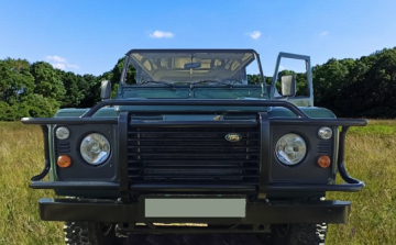 Hanyi szafarik a nemzeti park Land Rover Defenderével