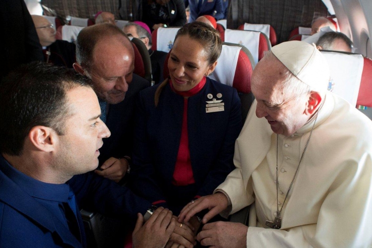 Összeadott egy párt Ferenc pápa az őt szállító repülőgép fedélzetén