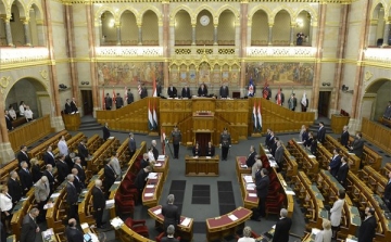 A pártfinanszírozás módosításáról döntenek a képviselők