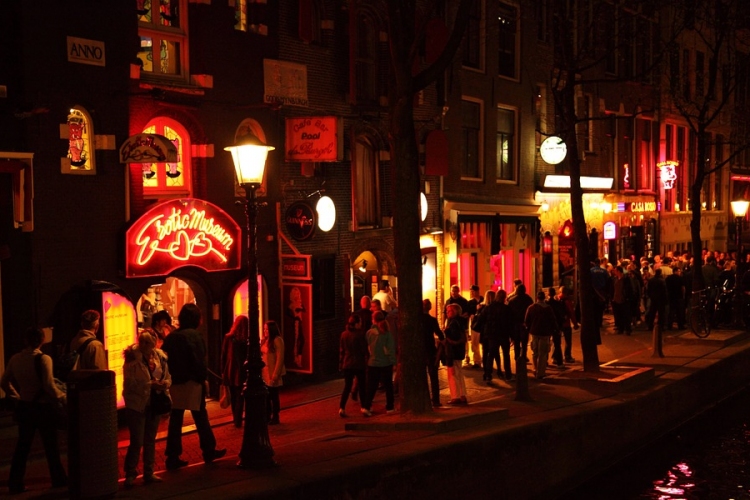 Betiltják a vezetett városnéző sétákat Amszterdam vöröslámpás negyedében