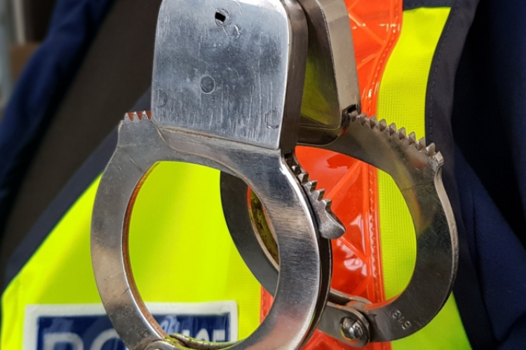 Vádat emeltek két férfi ellen, akik egy horgászversenyen megkéselték a tó tulajdonosát