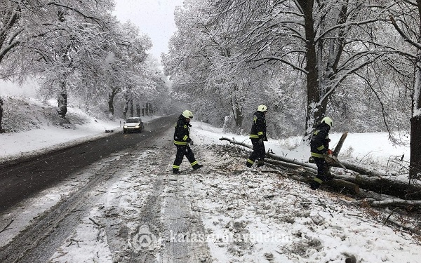 Tegnap az első igazi téli nap próbára tette a sofőröket és a tűzoltókat is