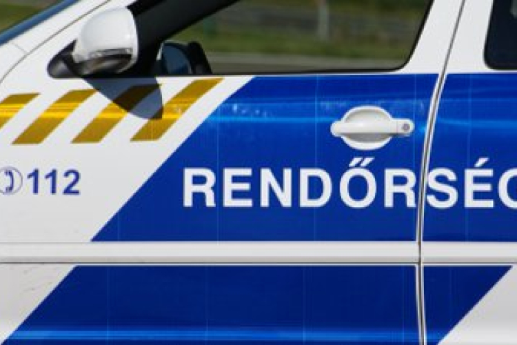 A 85-ös számú főúton Vitnyédnél árokba hajtott egy személyautó