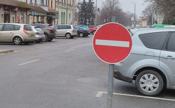 Szavazzon, hogy egyirányú maradjon-e Csornán az áruház előtti tér?