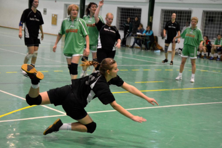 Szany-VKLSE II. 28:25 megyei I. o.női bajnoki kézilabda mérkőzés.