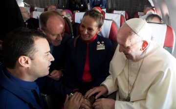 Összeadott egy párt Ferenc pápa az őt szállító repülőgép fedélzetén