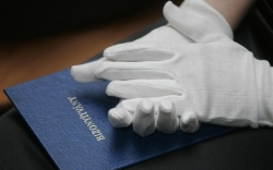 Ötvenezer diploma porosodik a raktárban