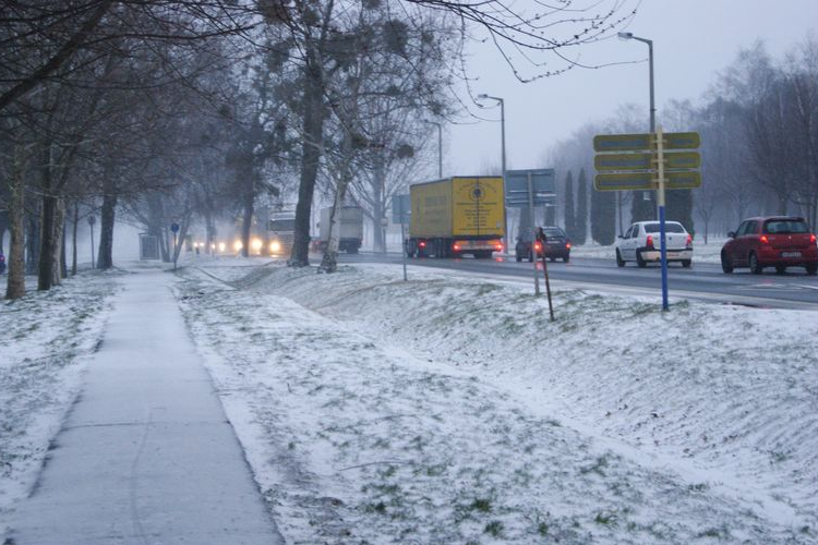 Még mindig vannak lezárt utak a Rábaközben, és sokan vesztegelnek a autópályán