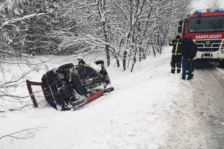 Ónos eső nehezíti a közlekedést