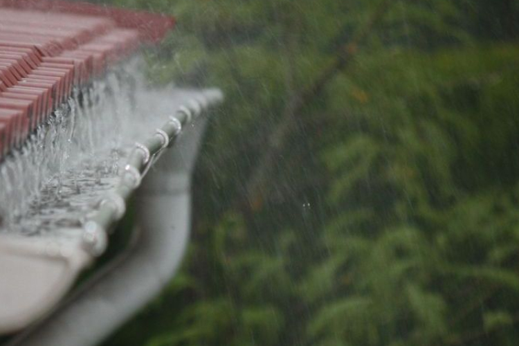 Elsőfokú riasztás - heves zivatar, felhőszakadás várható