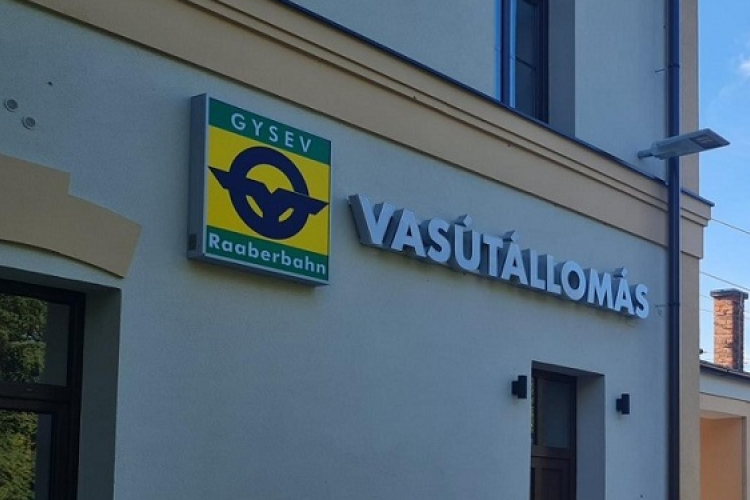 Hamarosan új, világító feliratok fogadják az utasokat a csornai és a kapuvári vasútállomáson