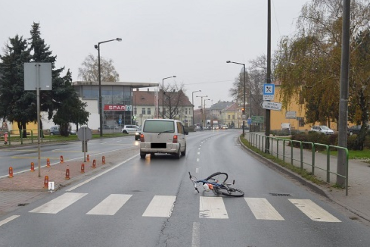 Biciklivel nekihajtott a Mercinek