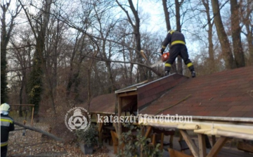 A viharos szél sok munkát adott a tűzoltóknak