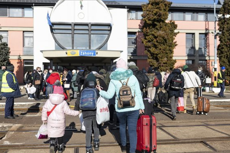 Kedden is több mint négyezer menekültet fogadtak a fővárosi pályaudvarokon