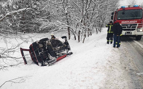 Ónos eső nehezíti a közlekedést