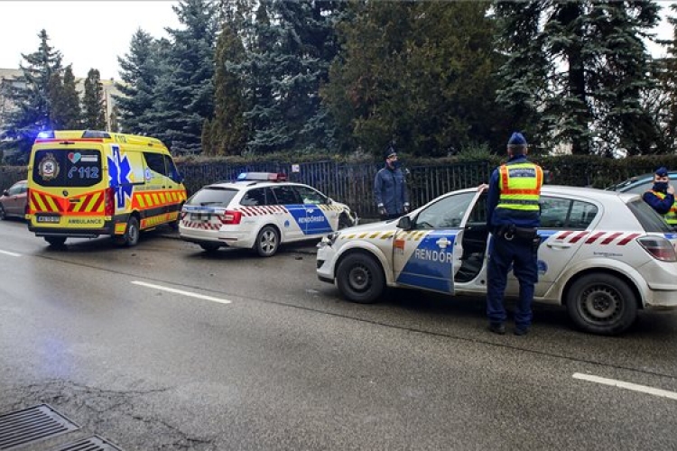 Rendőrautók karamboloztak Budapesten