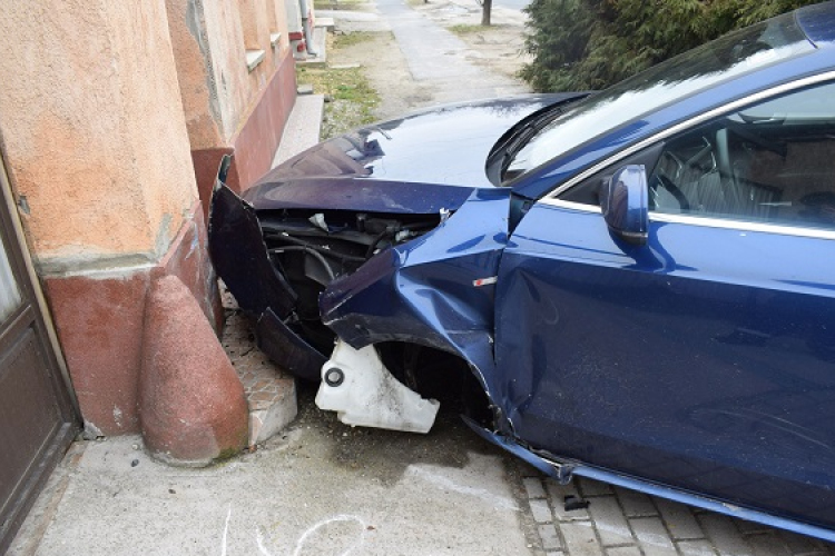 Előbb egy autóval, majd egy ház falának ütközött