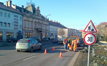 Folytatják a kátyúzást Csorna belvárosában