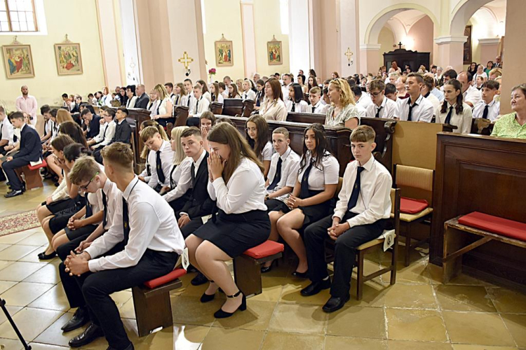 Ballagás és szentmise a Szany iskolában és templomban.